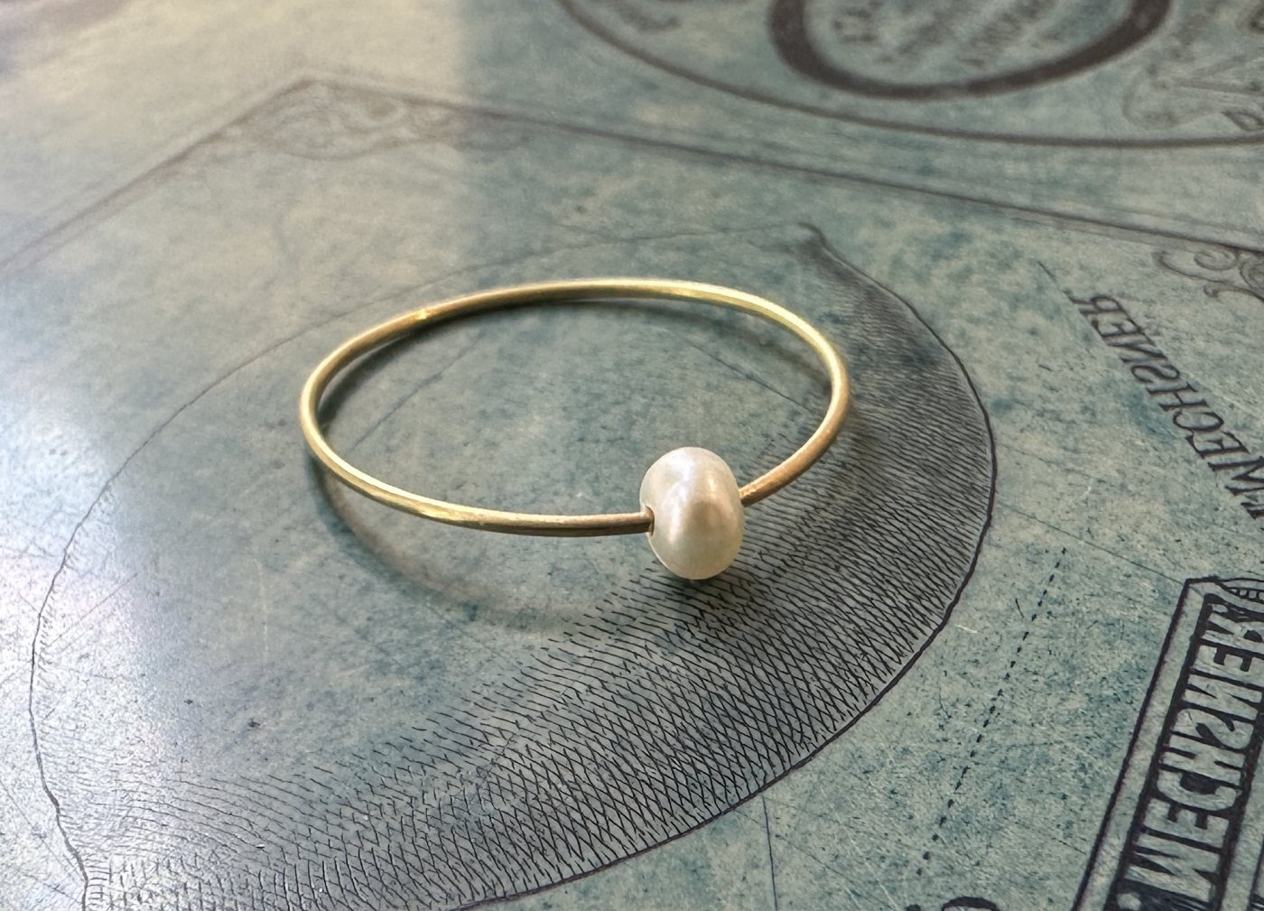 Goldring mit Perle